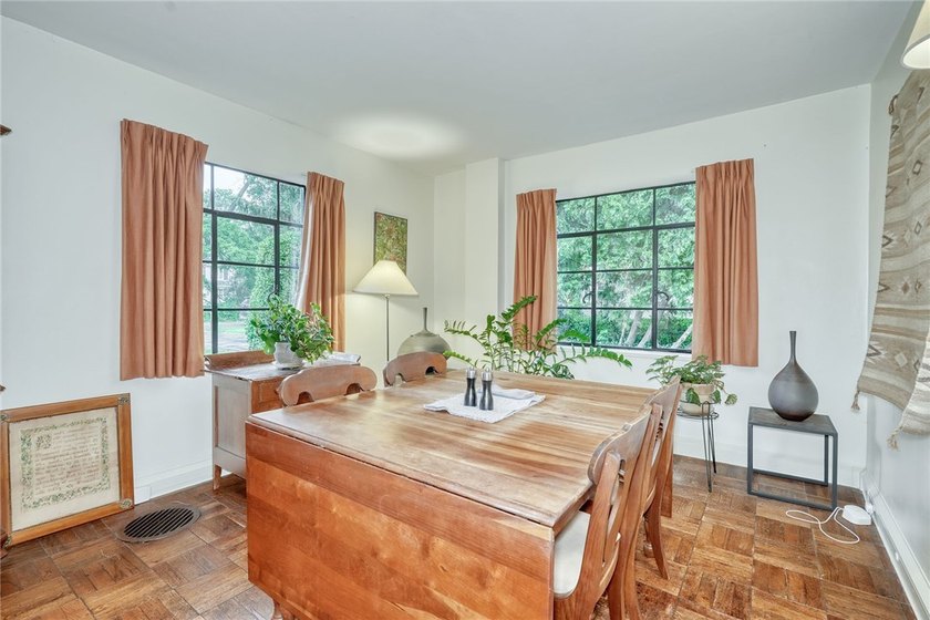 Truly a one-of-a-kind gorgeous cape cod style home, centrally - photo 4