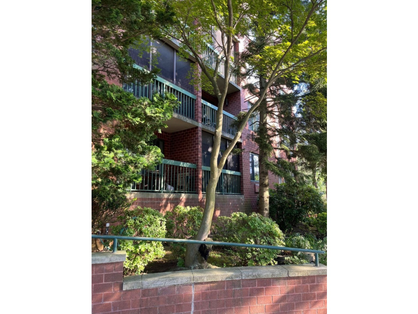 ***HANDYMAN SPECIAL, AS IS LISTING**** This unique (3) bed - photo 5