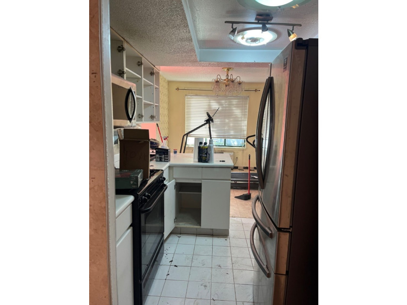 ***HANDYMAN SPECIAL, AS IS LISTING**** This unique (3) bed - photo 9