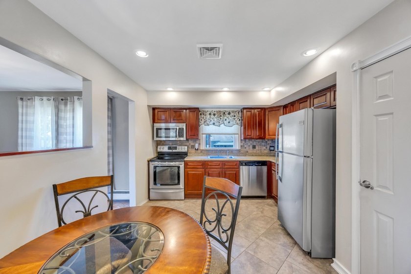 This Beautiful Well Maintained Home Perfectly Landscaped Front &amp; - photo 5