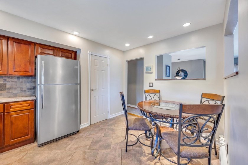 This Beautiful Well Maintained Home Perfectly Landscaped Front &amp; - photo 7