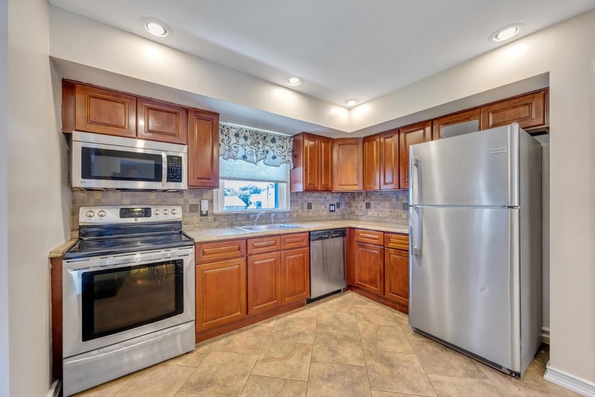 This Beautiful Well Maintained Home Perfectly Landscaped Front &amp; - photo 8