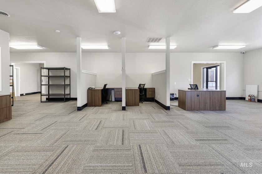 Exceptional commercial opportunity on 14.44 acres, conveniently - photo 10