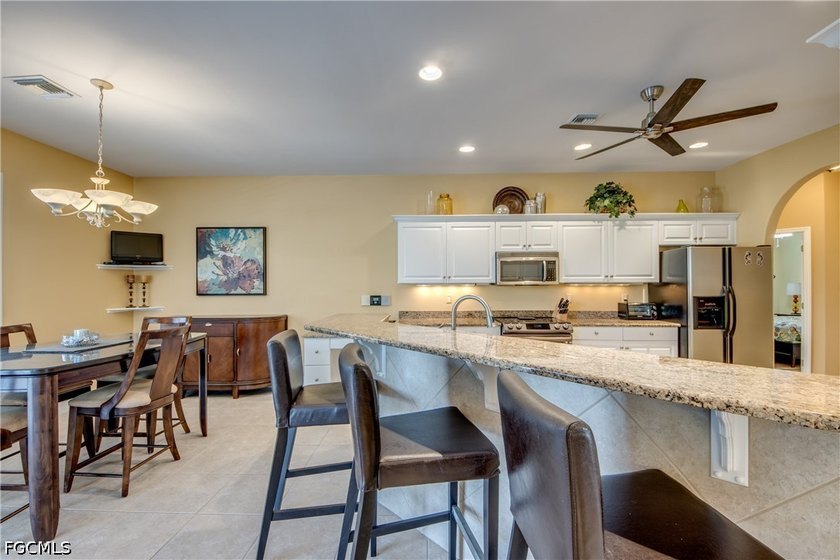Custom built 3-bedroom 2 bath plus a den POOL/SPA home on a - photo 11