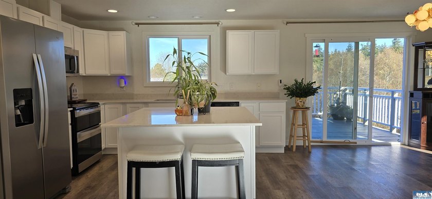 Remodeled in 2022, this pristine split-level home offers sublime - photo 5