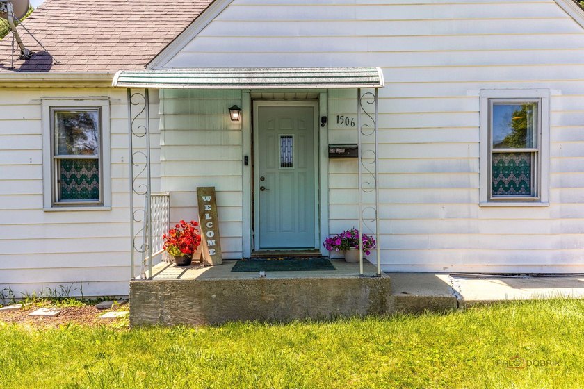 Welcome to 1506 N East End! This charming property is bigger - photo 3
