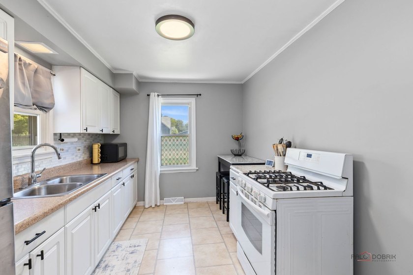 Welcome to 1506 N East End! This charming property is bigger - photo 8