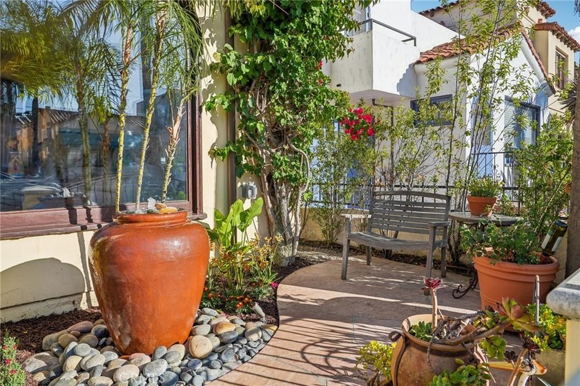 Discover the best of Belmont Shore living in this beautifully - photo 2