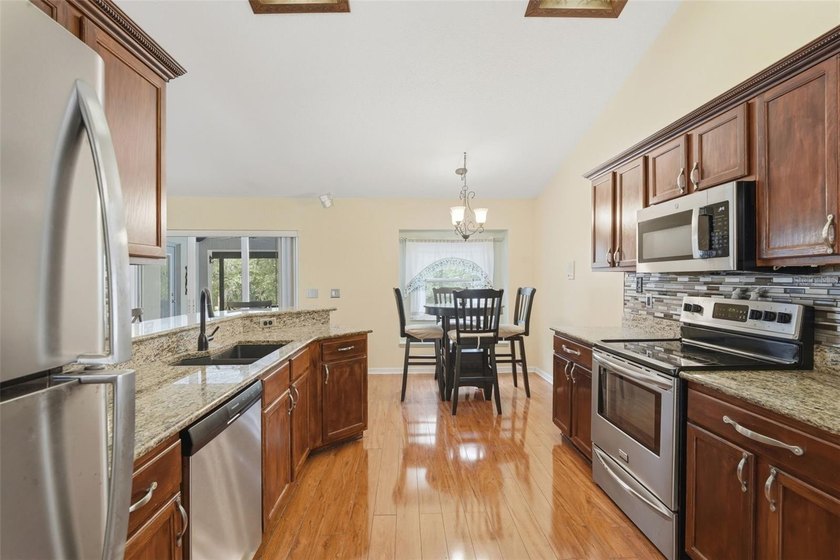 Under contract-accepting backup offers. Welcome to this - photo 11