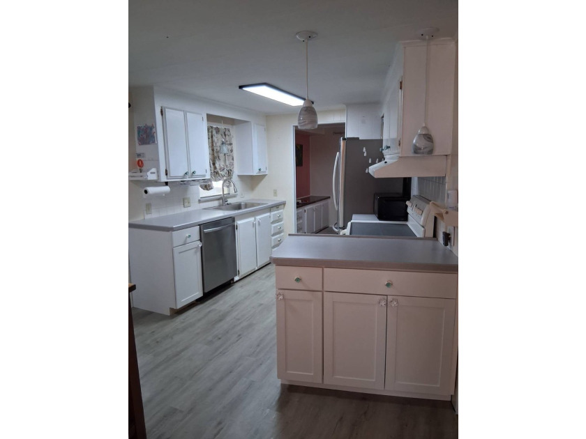 Welcome to beautiful Hudson, Florida. This charming 2-bedroom - photo 3