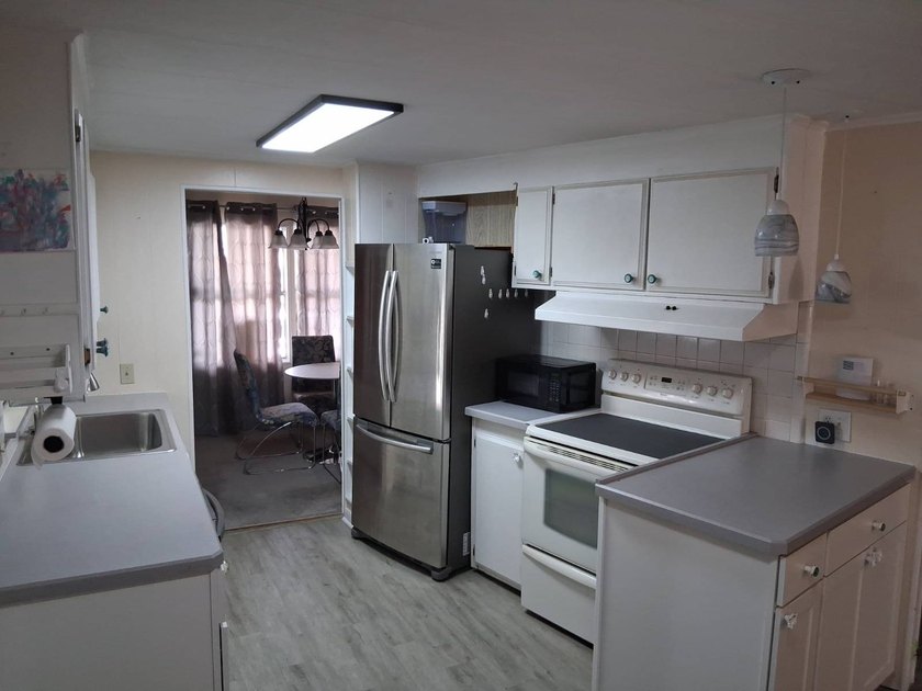 Welcome to beautiful Hudson, Florida. This charming 2-bedroom - photo 5
