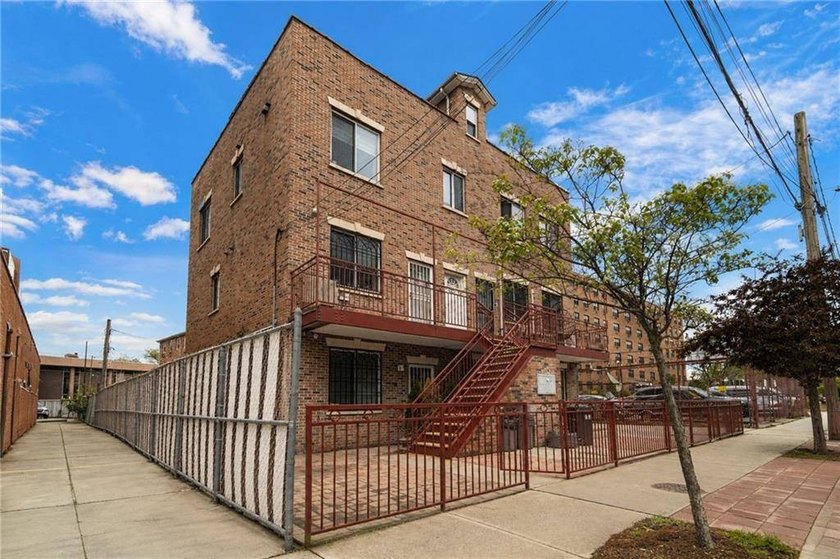 We are proud to offer a move in condition two bedroom 2 bathroom - photo 3