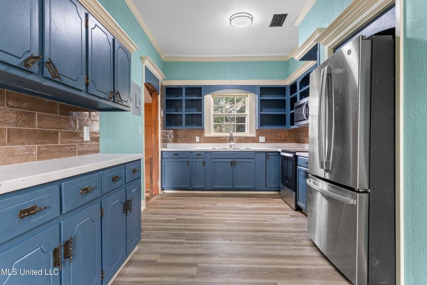 Welcome home to this beautifully renovated gem! Light-filled - photo 14