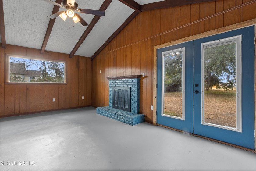 Welcome home to this beautifully renovated gem! Light-filled - photo 18
