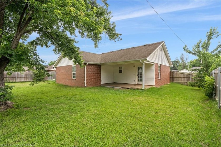Looking for your first place? This 3 bedroom 2 bath home would - photo 21