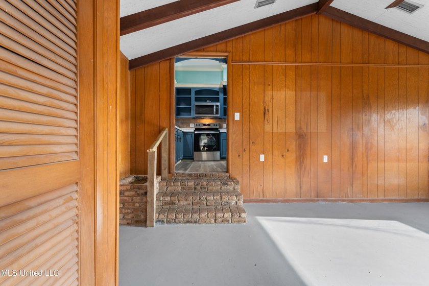Welcome home to this beautifully renovated gem! Light-filled - photo 21