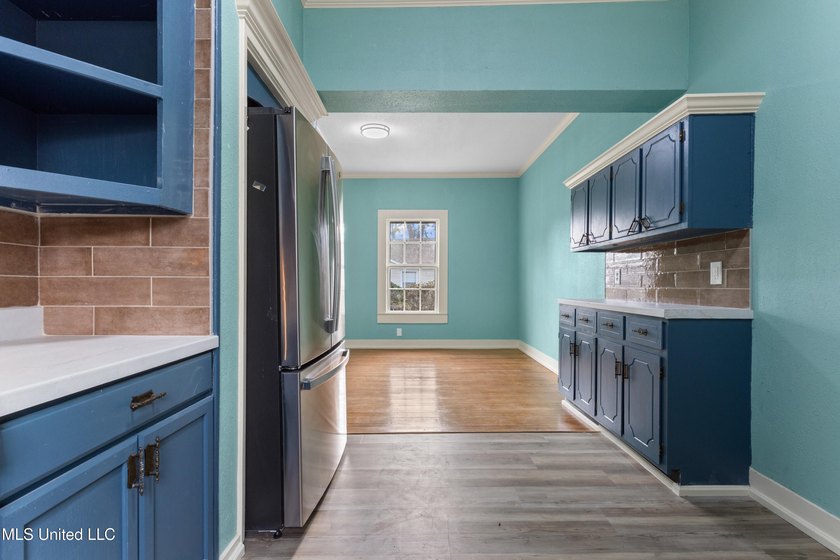 Welcome home to this beautifully renovated gem! Light-filled - photo 22