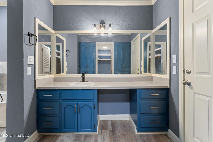 Welcome home to this beautifully renovated gem! Light-filled - photo 27