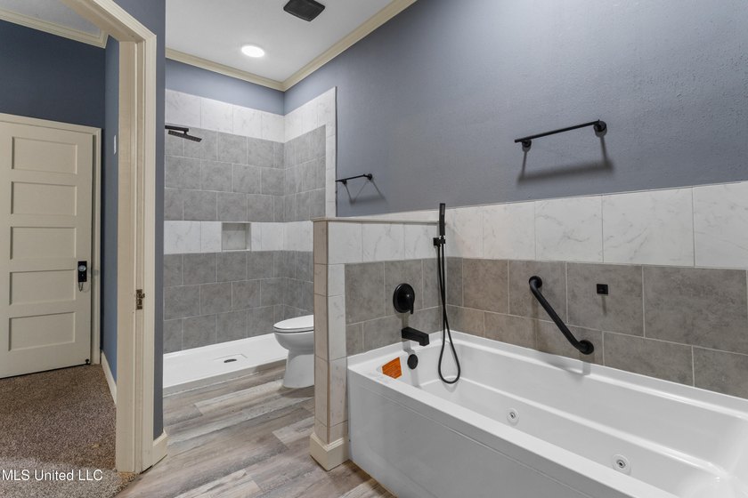 Welcome home to this beautifully renovated gem! Light-filled - photo 28