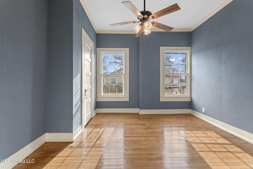Welcome home to this beautifully renovated gem! Light-filled - photo 32