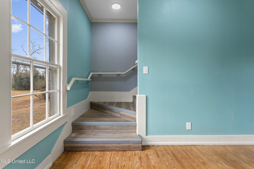 Welcome home to this beautifully renovated gem! Light-filled - photo 36