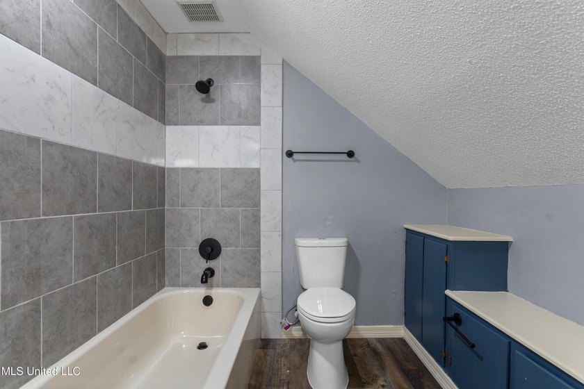 Welcome home to this beautifully renovated gem! Light-filled - photo 39