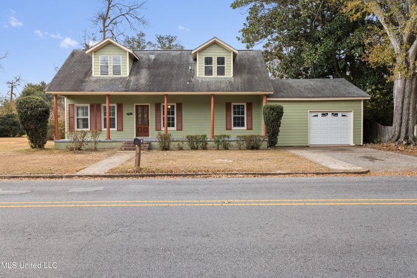 Welcome home to this beautifully renovated gem! Light-filled - photo 47