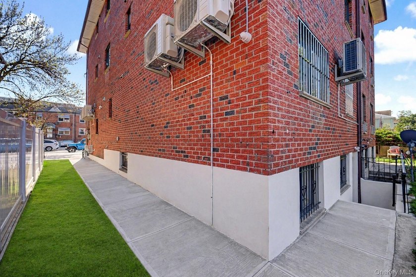 A rare opportunity to own a fully renovated semi-attached 663 - photo 4