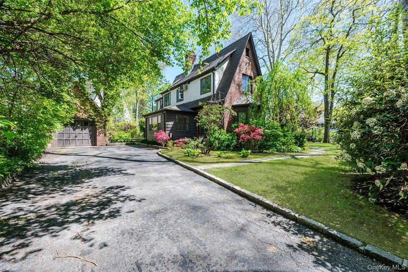 Welcome to this sun-drenched and charming Tudor-style residence - photo 2