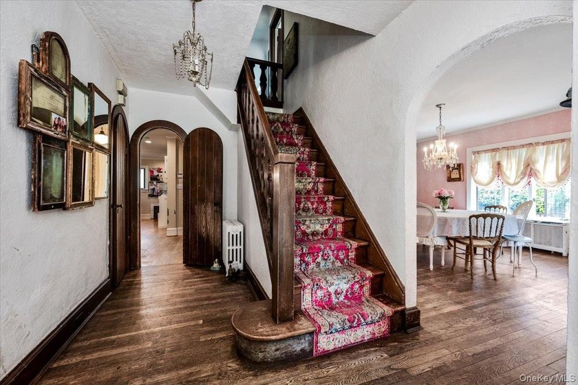 Welcome to this sun-drenched and charming Tudor-style residence - photo 4