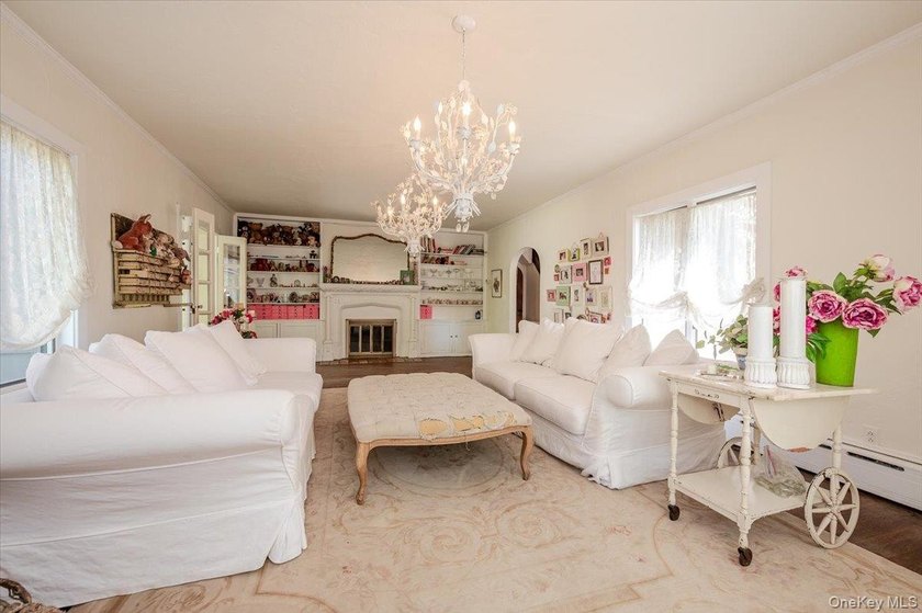 Welcome to this sun-drenched and charming Tudor-style residence - photo 6