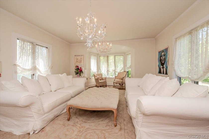 Welcome to this sun-drenched and charming Tudor-style residence - photo 7