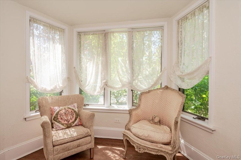 Welcome to this sun-drenched and charming Tudor-style residence - photo 8