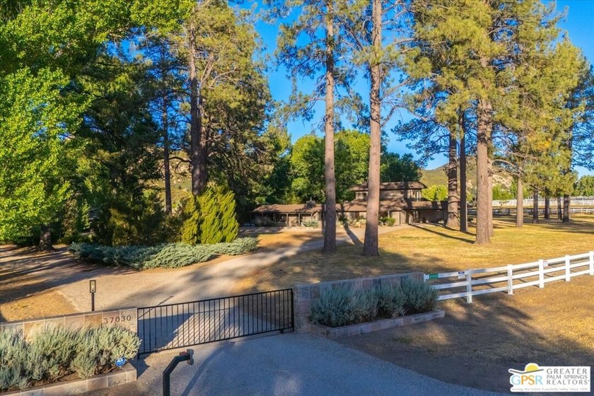 Experience exceptional country living on this spectacular 5+ - photo 3
