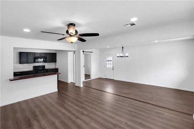 MUST SEE!!! This quaint, 3 bedroom 2 bath, completely renovated - photo 2