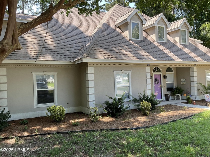 Charming 3 bedroom, 2 bath home ready for your personalizing and - photo 5
