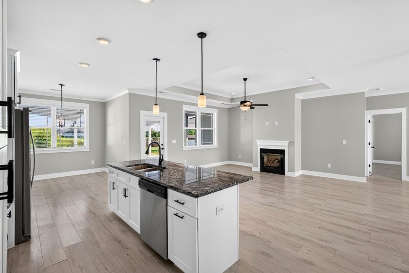 Luxury living with pond views and NO HOA!! Welcome to this - photo 16