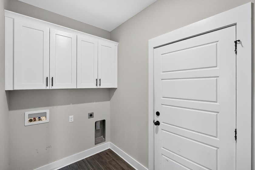 Luxury living with pond views and NO HOA!! Welcome to this - photo 17