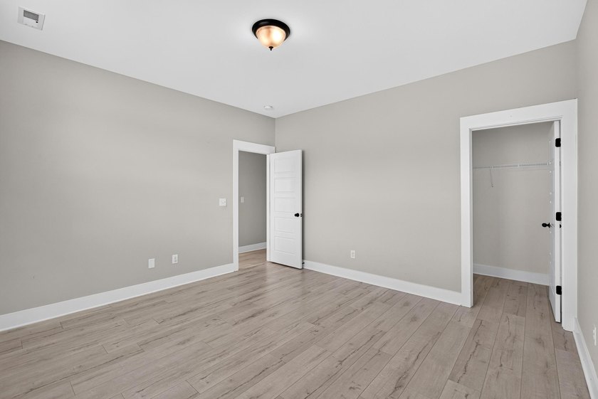 Luxury living with pond views and NO HOA!! Welcome to this - photo 27