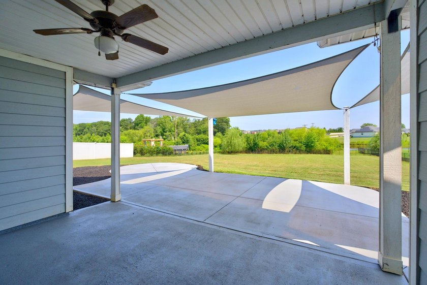 Luxury living with pond views and NO HOA!! Welcome to this - photo 31