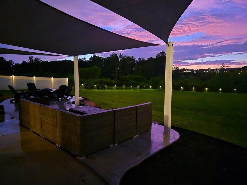 Luxury living with pond views and NO HOA!! Welcome to this - photo 32