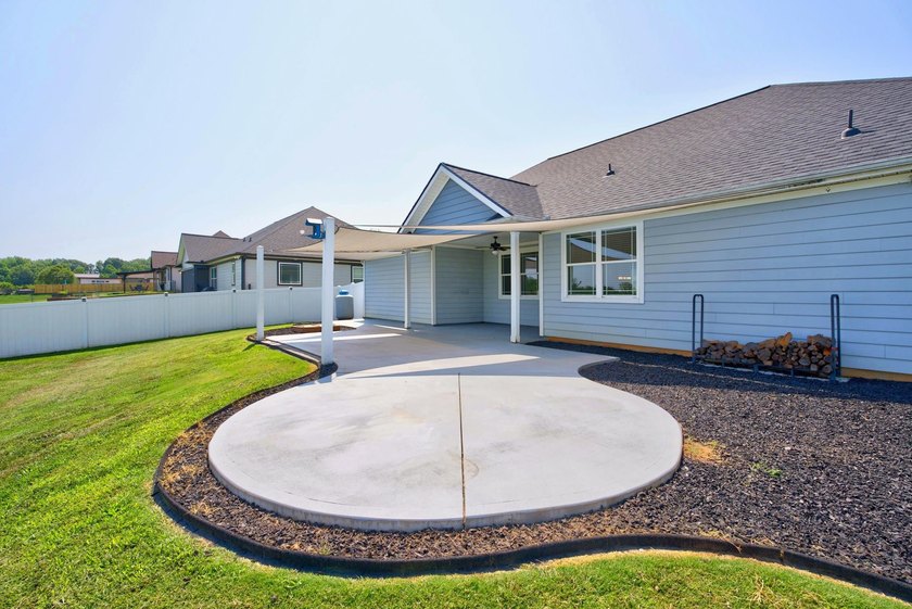Luxury living with pond views and NO HOA!! Welcome to this - photo 33