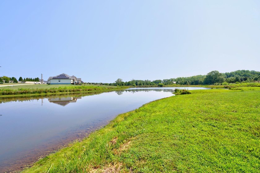 Luxury living with pond views and NO HOA!! Welcome to this - photo 36