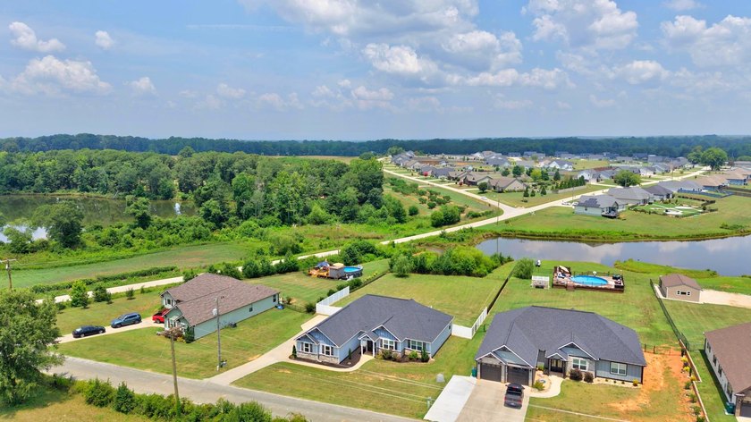 Luxury living with pond views and NO HOA!! Welcome to this - photo 37