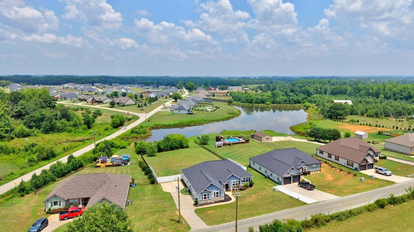 Luxury living with pond views and NO HOA!! Welcome to this - photo 43