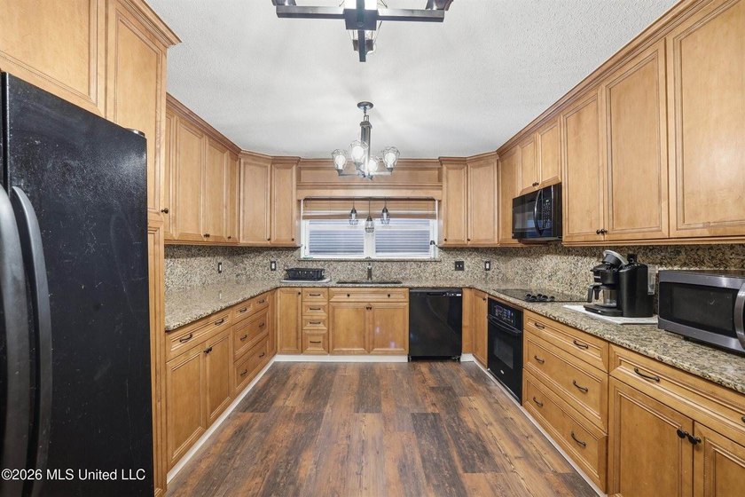 Coastal living meets spacious luxury in this 6-bedroom, 4-bath - photo 4