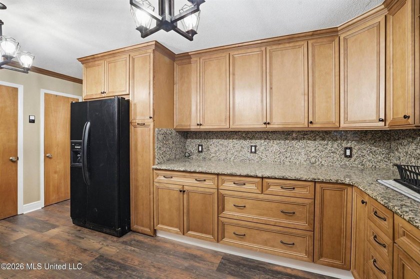 Coastal living meets spacious luxury in this 6-bedroom, 4-bath - photo 7