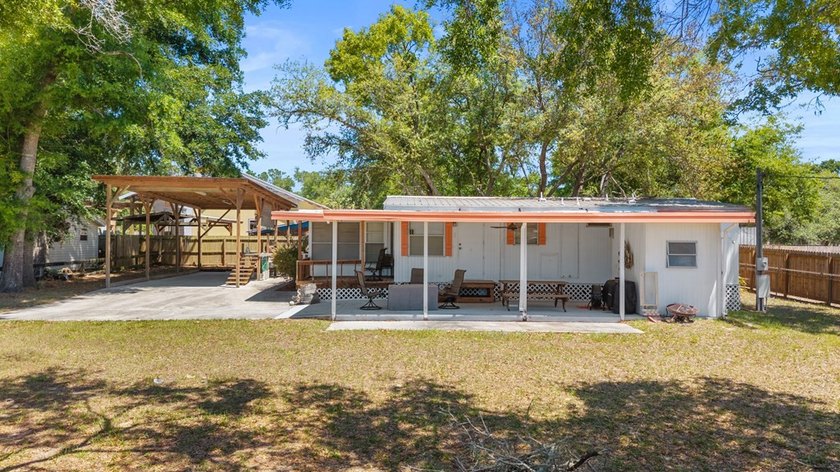 This charming coastal cabin in the heart of Steinhatchee offers - photo 19