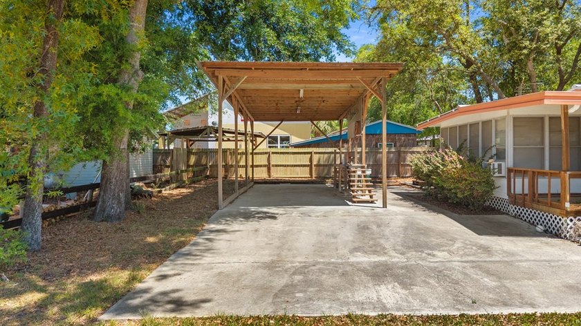 This charming coastal cabin in the heart of Steinhatchee offers - photo 20