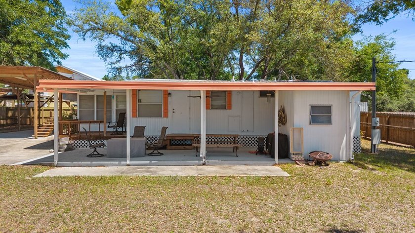 This charming coastal cabin in the heart of Steinhatchee offers - photo 21